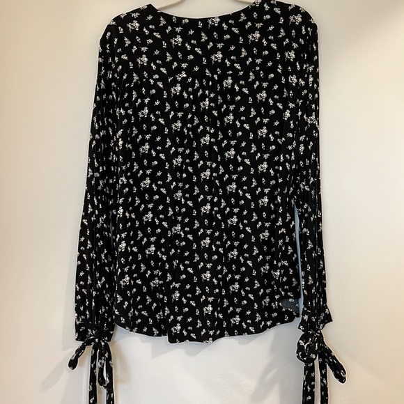 Hinge Long Tie-Sleeved Blouse - Picture 10 of 10
